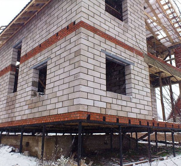 Монтаж свайно-винтового фундамента под дом из пеноблока в Ступино